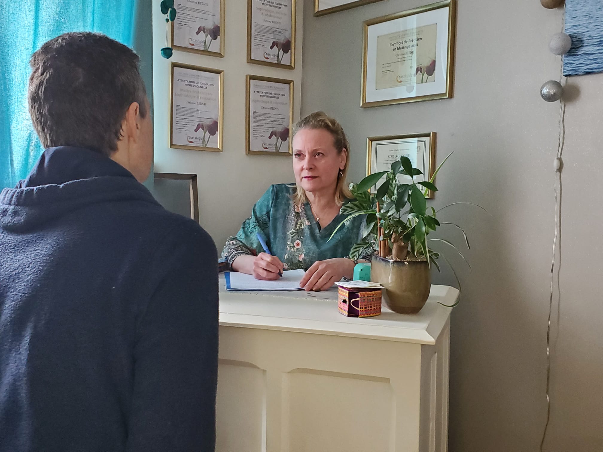 Christine Bernis en entretien avec un client au bureau de son cabinet à Fosses