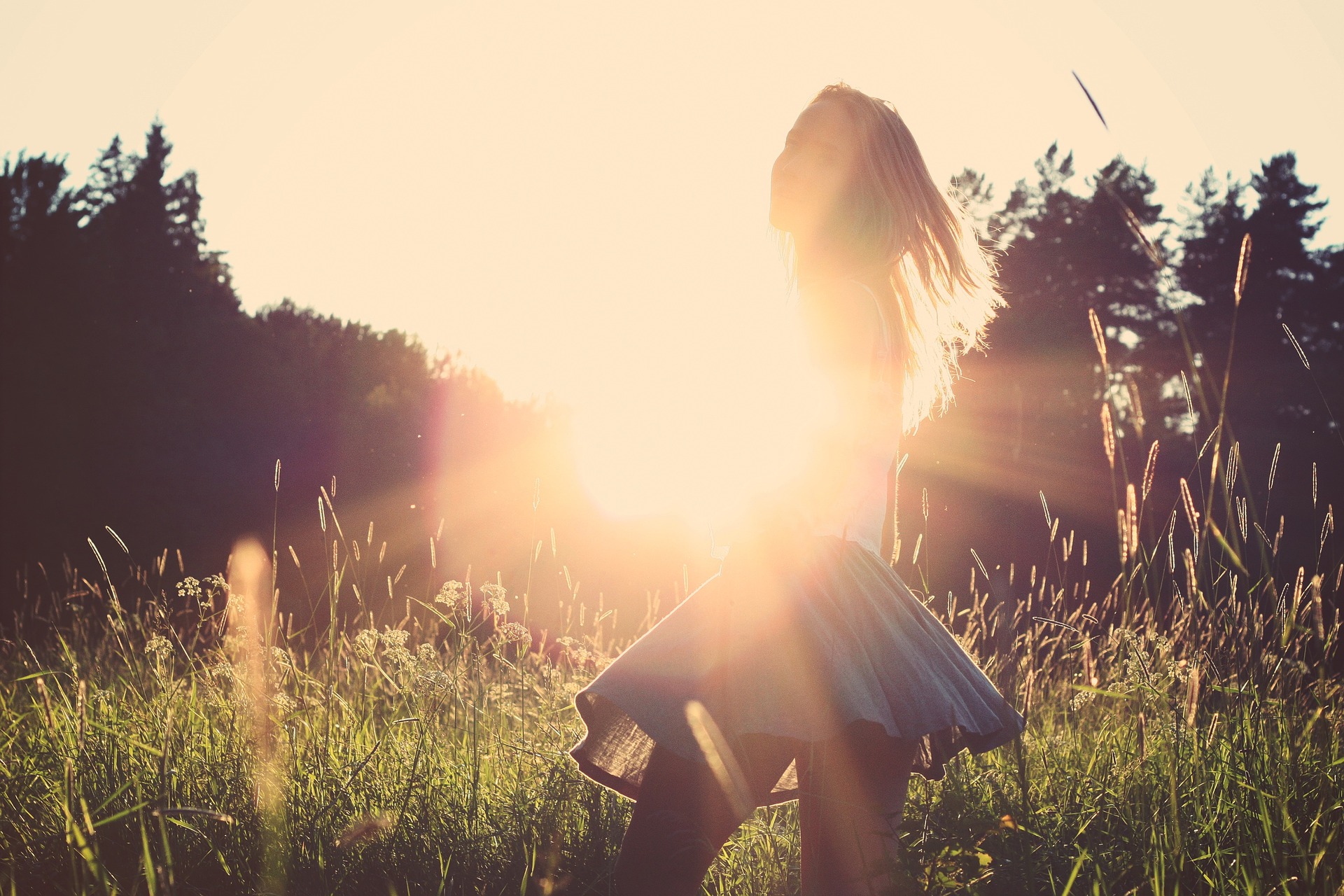 Sophrologie à Fosses : femme qui marche dans un champ au soleil couchant, sensation de légèreté