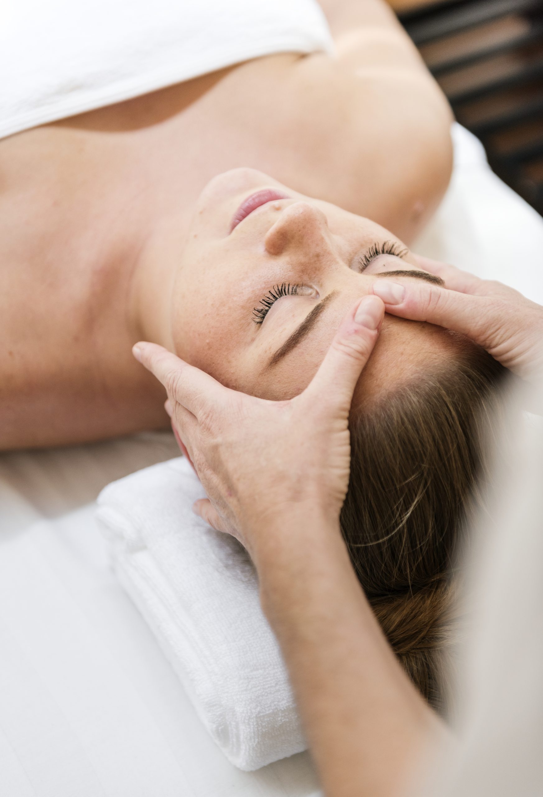 Massage bien-être du visage, cliente détendue allongée au cabinet Harmony Corps Esprit à Fosses